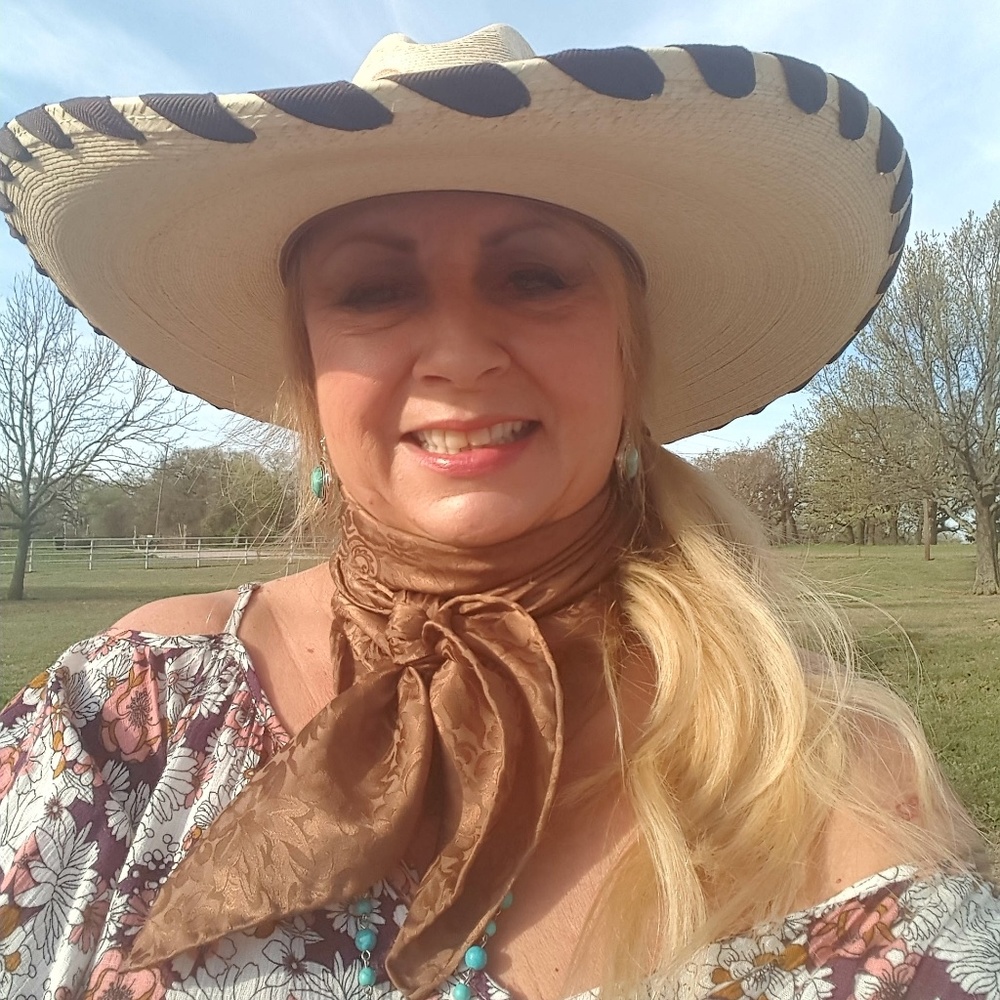 Meet your Posher, Lora